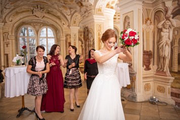 Hochzeitslocation: Brautstrauß werfen in der Freskenhalle  - Schlosshotel Rosenau
