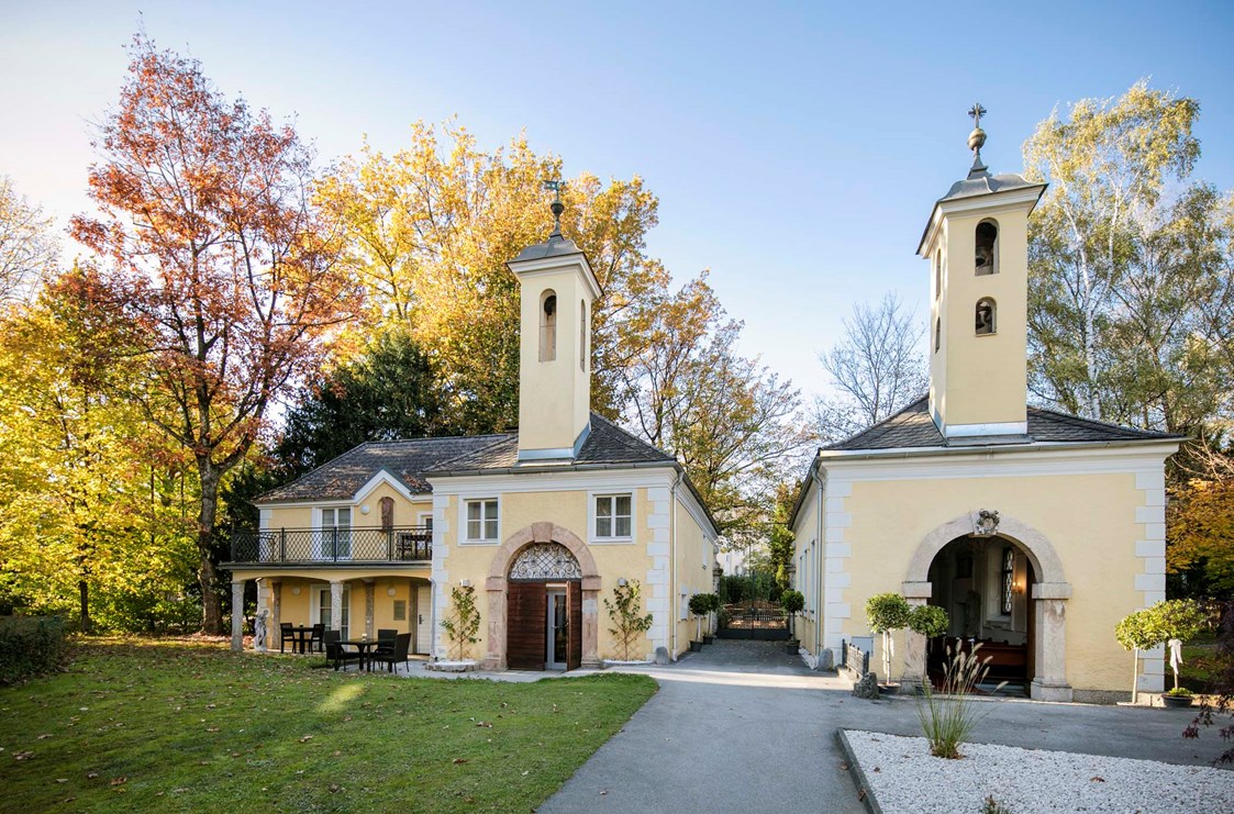 Hochzeitslocation: Der romantische Kapellenhof mit barocker Kapelle und der Alten Pfarrei - ARCOTEL Castellani Salzburg