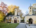 Hochzeitslocation: Der romantische Kapellenhof mit barocker Kapelle und der Alten Pfarrei - ARCOTEL Castellani Salzburg