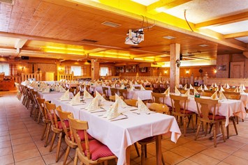 Hochzeitslocation: großer Saal für bis zu 400 Personen, individuell bestuhlbar, mit Bühne, Tanzfläche und Bühnentechnik - Hotel Rupertihof