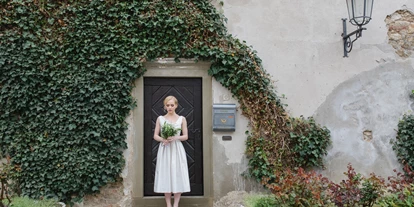 Winterhochzeit - Mistelbach (Mistelbach) - Braut-Aufnahmen im Schlosshof - Schlosshotel Mailberg