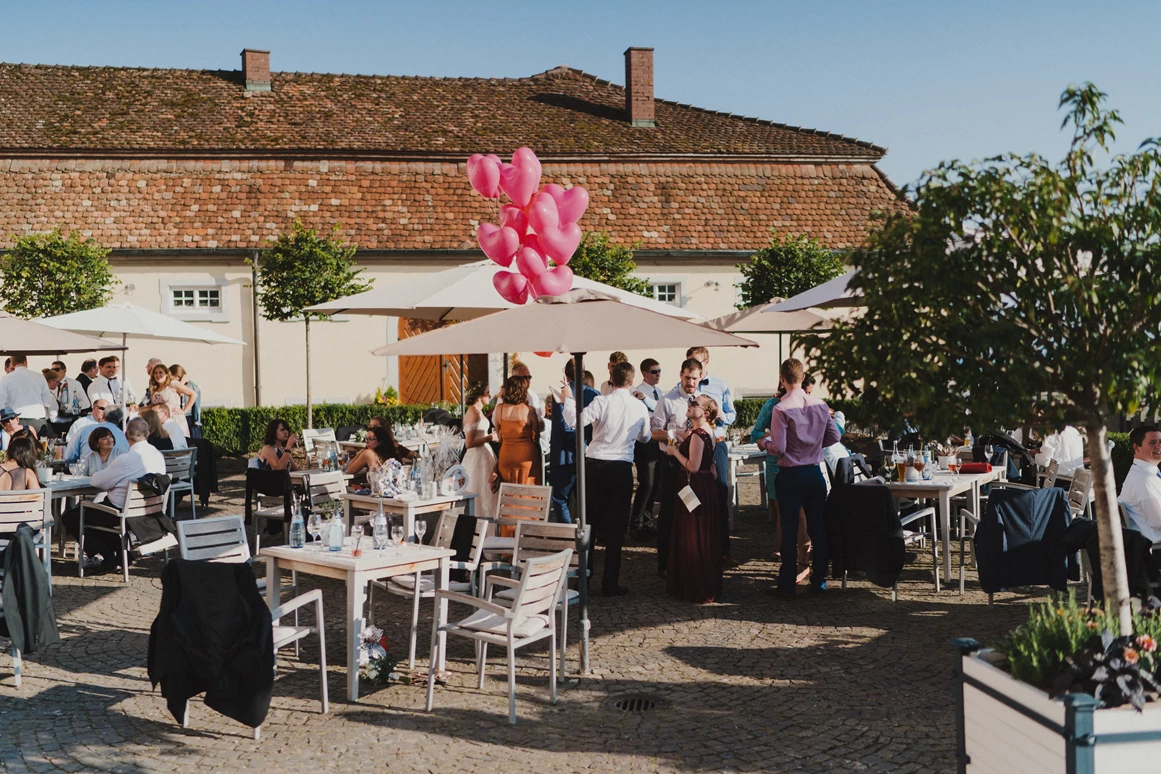 Hochzeitslocation: Die Terrasse des Neues Schloss Meersburg lädt zu einem Aperitif mit Blick über den Überlingersee ein. - Neues Schloss Meersburg