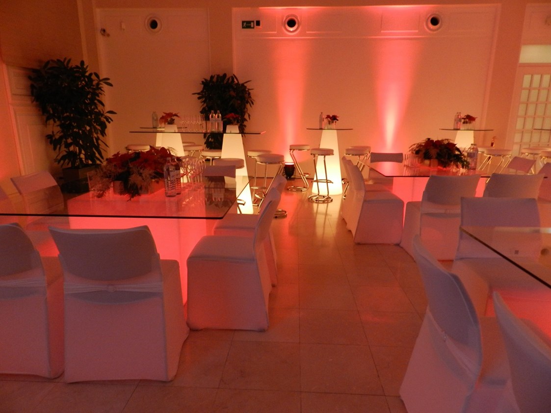 Hochzeitslocation: Galabestuhlung mit LED Glasgalatischen und LED Leuchtstehtischen  - Novomatic Forum