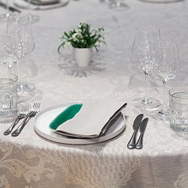 Hochzeitslocation: Gala-Bestuhlung mit Leitner Tischwäsche - SAAL der Labstelle Wien