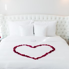 Hochzeitslocation: Romantische Nächte genießen: Junior Suite mit Rosenblättern
 - Hotel Sans Souci Wien