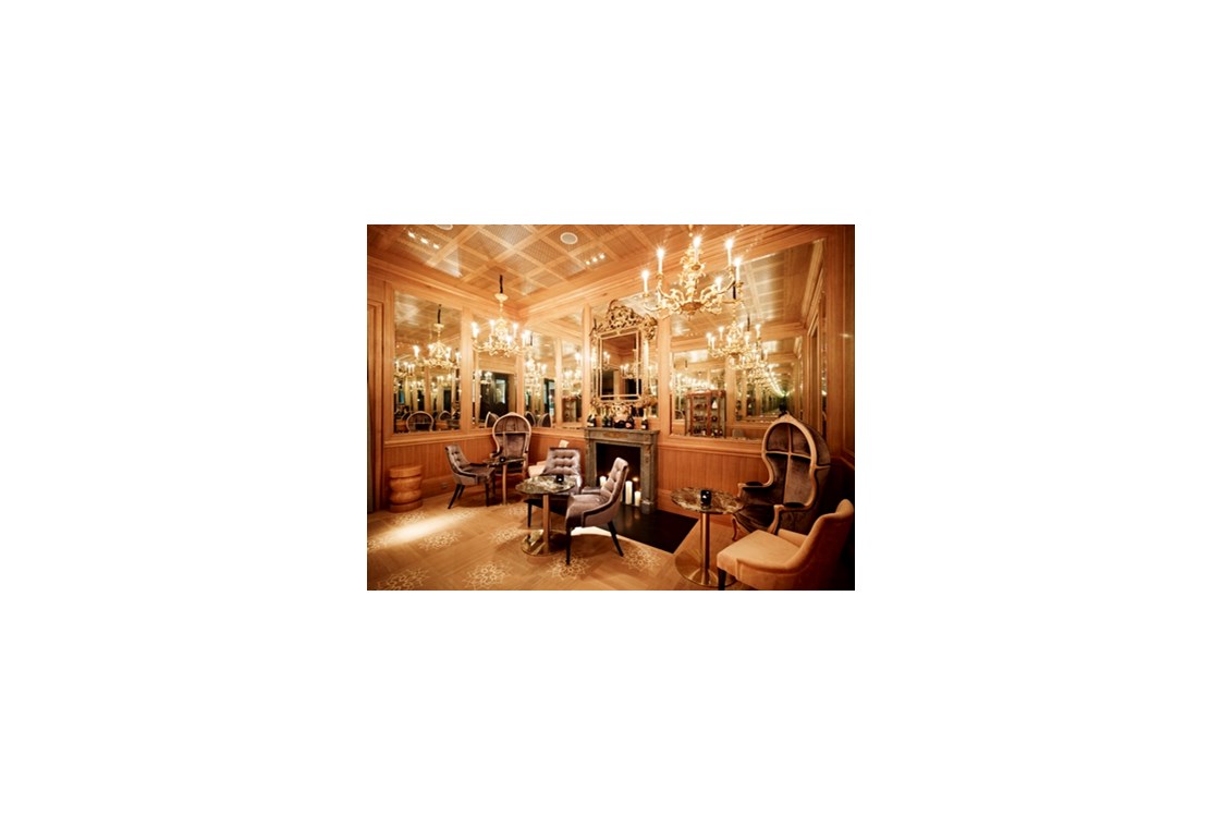 Hochzeitslocation: Goldene Le Bar im Sans Souci Wien - perfekte Foto Location - Hotel Sans Souci Wien