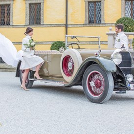 Hochzeitslocation: Die eleganten Oldtimer der Ferdinand Porsche Erlebniswelt können auch für Hochzeiten gemietet werden. Foto: ebihara photography - Ferdinand Porsche Erlebniswelt fahr(T)raum