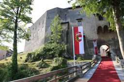 Hochzeitslocation: Burg Golling - Burgaufgang - Burg Golling
