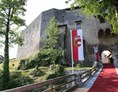 Hochzeitslocation: Burg Golling - Burgaufgang - Burg Golling