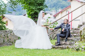 Hochzeitslocation: Brautpaar im Burggarten - Burg Golling