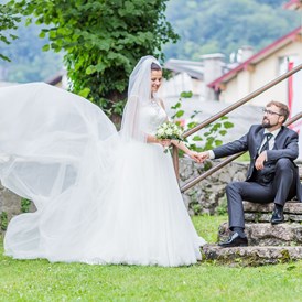 Hochzeitslocation: Brautpaar im Burggarten - Burg Golling