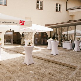 Hochzeitslocation: Aperitif im Burginnenhof - Burg Golling