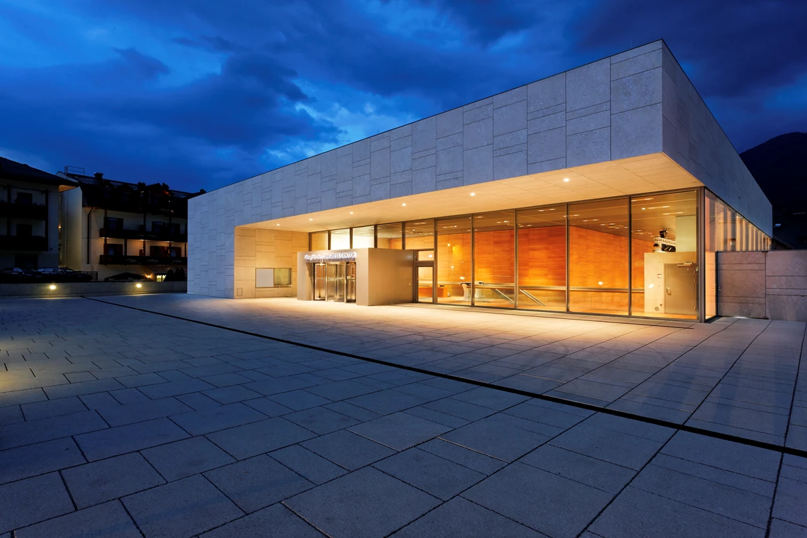 Hochzeitslocation: Außenansicht Haupteingang - Ferry Porsche Congress Center