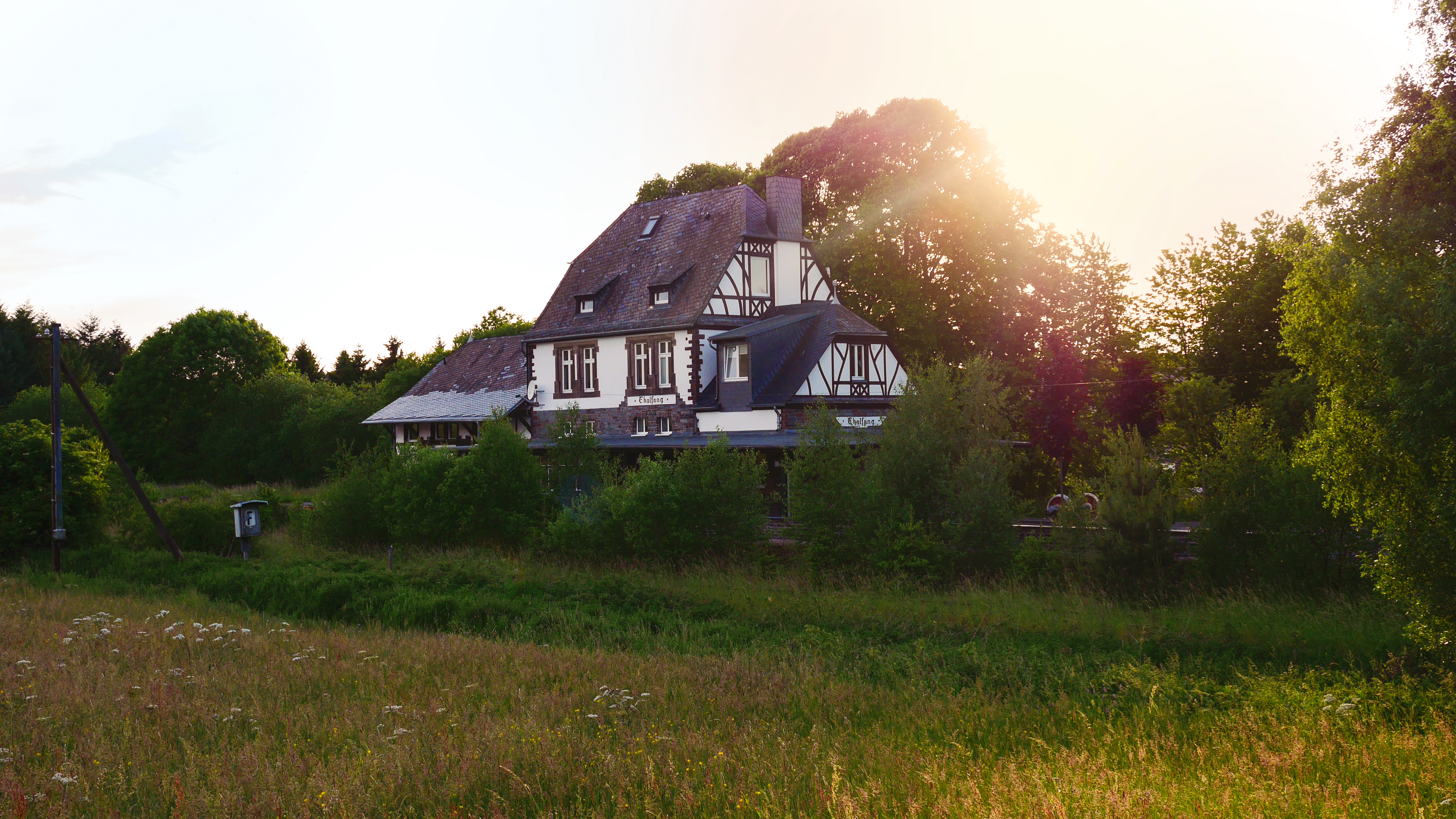 Hochzeitslocation: Außenansicht Bahnhof Thalfang - Bahnhof Thalfang GmbH