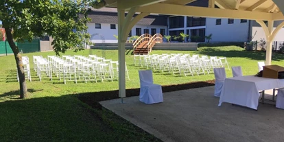 Winterhochzeit - Karlstetten - Gartenansicht mit Pavillon und Sesseln - Donauhof Zwentendorf