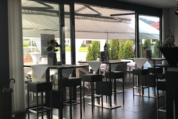 Hochzeitslocation: direkt vom Cafè -/Bar Bereich gelangt man zur Terasse - Hotel Fohnsdorf