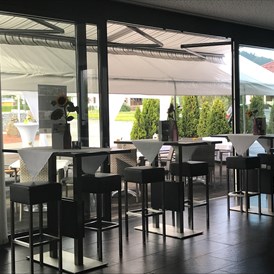 Hochzeitslocation: direkt vom Cafè -/Bar Bereich gelangt man zur Terasse - Hotel Fohnsdorf