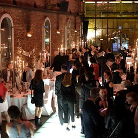 Hochzeitslocation: Die einzigartige Eventlocation in Backsteinoptik bietet Platz für bis zu 160 Hochzeitsgäste. - Lokschuppen Event GbR