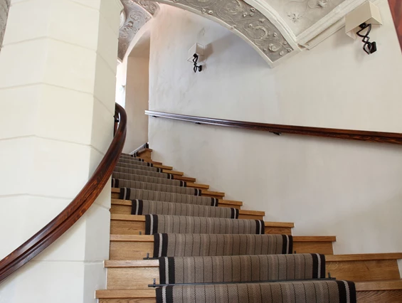 Hochzeitslocation: Aufgang zu den Zimmern mit Stuckdecke - Hotel Hofwirt