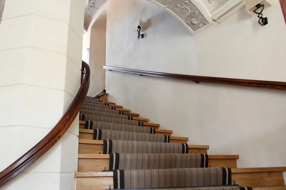 Hochzeitslocation: Aufgang zu den Zimmern mit Stuckdecke - Hotel Hofwirt