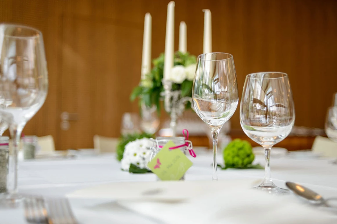 Hochzeitslocation: gedeckter Tisch - Hotel Hofwirt