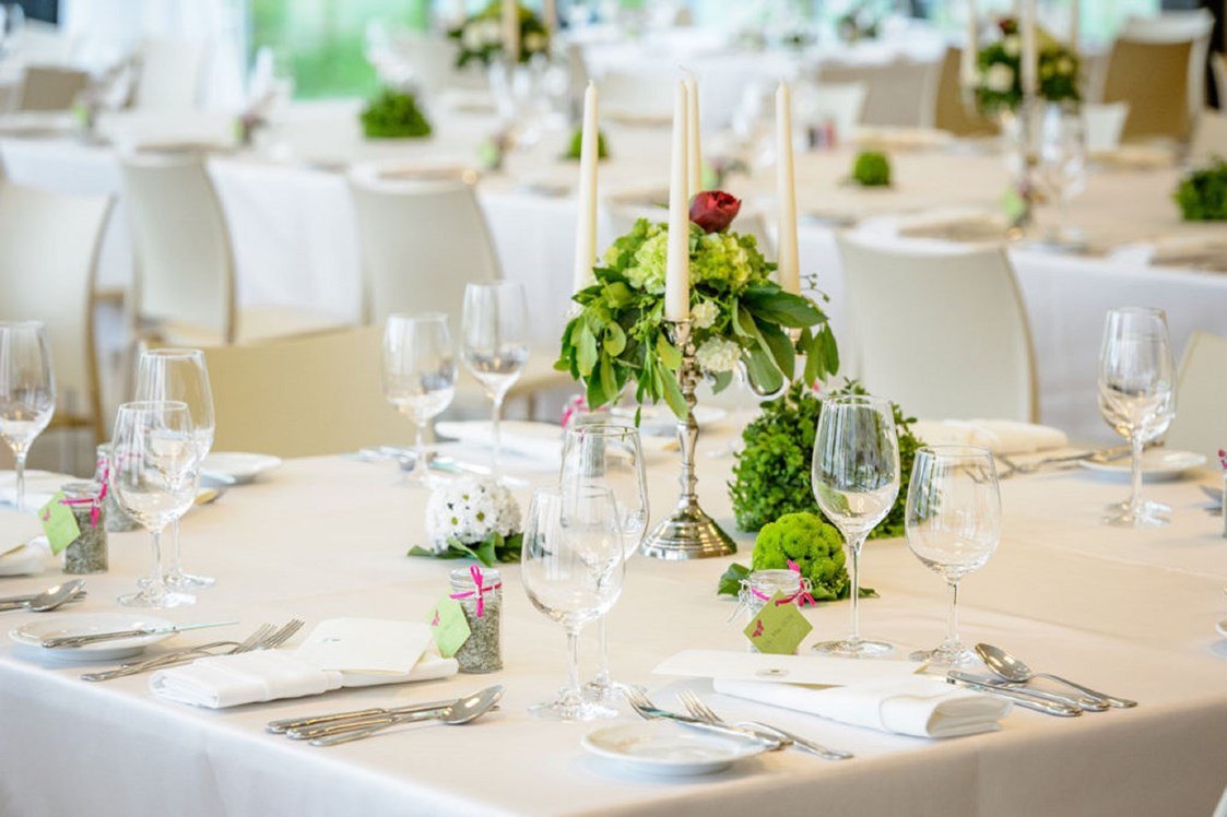 Hochzeitslocation: gedeckter Tisch - Hotel Hofwirt