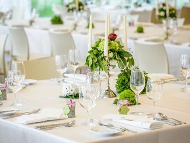 Hochzeitslocation: gedeckter Tisch - Hotel Hofwirt