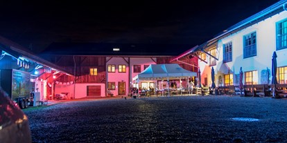 Winterhochzeit - Art der Location: Hotel - Beleuchtung bei Nacht - Hochzeitsstadl Lamplstätt 