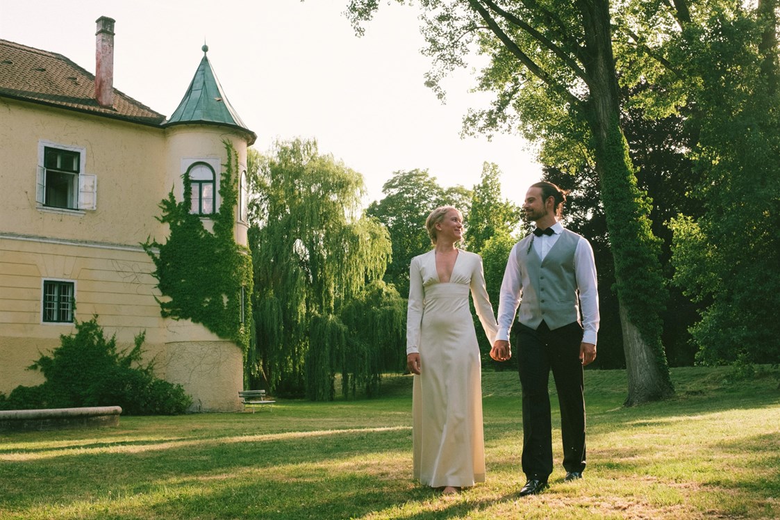 Hochzeitslocation: Ein Spaziergang durch den romantischen Schlosspark. - Schloss Jeutendorf 