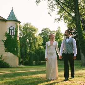Hochzeitslocation: Ein Spaziergang durch den romantischen Schlosspark. - Schloss Jeutendorf 