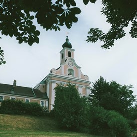 Hochzeitslocation: Sollte Ihr Euch in der Kirche Maria Jeutendorf trauen lassen wollen, gibt es für 2021 noch freie Termine für Eure Hochzeit. - Schloss Jeutendorf 