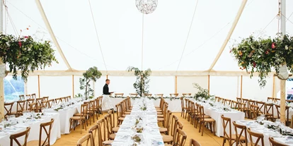 Winterhochzeit - Karlstetten - Durch den hohen Baumwollanteil unserer Zeltplane wird alles in ein weiches warmes Licht getaucht. - Schloss Jeutendorf