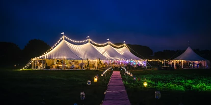 Winterhochzeit - Karlstetten - Unser 12mx34m Marquee bei Nacht mit funkelnder Festbeleuchtung. Lasst die Party beginnen! - Schloss Jeutendorf