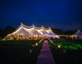 Hochzeitslocation: Unser 12mx34m Marquee bei Nacht mit funkelnder Festbeleuchtung. Lasst die Party beginnen! - Schloss Jeutendorf 