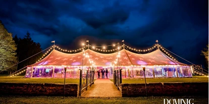Winterhochzeit - Karlstetten - Visuals lassen das Marquee von innen erstrahlen… - Schloss Jeutendorf