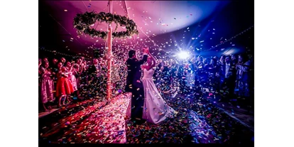 Winterhochzeit - Karlstetten - Einzigartiger Blumenschmuck und bunte Konfetti bringen die Stimmung zum beben. - Schloss Jeutendorf