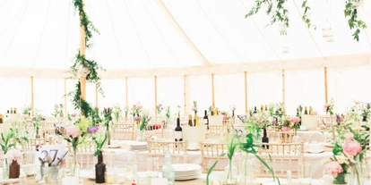 Winterhochzeit - Karlstetten - Auch ohne Blumenringe bietet das Marquee viel Raum für individuelle Dekoration. - Schloss Jeutendorf