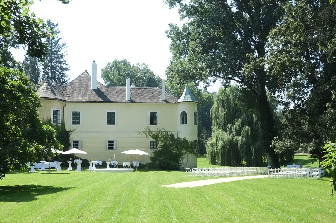 Hochzeitslocation: Das Schloss Jeutendorf vor einer standesamtlichen Trauung. - Schloss Jeutendorf 
