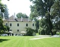 Hochzeitslocation: Das Schloss Jeutendorf vor einer standesamtlichen Trauung. - Schloss Jeutendorf 