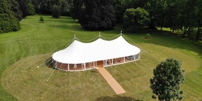 Winterhochzeit - Karlstetten - Der Schlosspark Fridau mit unserem Festzelt aus der Vogelperspektive. - Schloss Jeutendorf