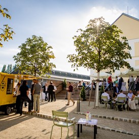 Hochzeitslocation: Der Vorplatz des Gold Fassl Magazins - besonders im Sommer heiß begehrt  - Ottakringer Brauerei 