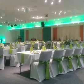 Hochzeitslocation: Hochzeit mit Banketttischen und Hussen, Nischen, grüne Deko und grüne LED-Schmuckfarbe (mit Brauttafel), Mittel-BAR - Mittel-BAR Schönheide