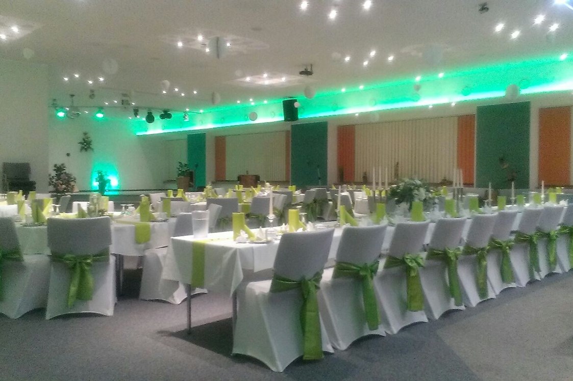 Hochzeitslocation: Hochzeit mit Banketttischen und Hussen, Nischen, grüne Deko und grüne LED-Schmuckfarbe (mit Brauttafel), Mittel-BAR - Mittel-BAR Schönheide