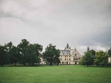 Hochzeitslocation: Das Schloss Grafenegg eingebettet in die riesige Gartenanlage. - Schloss Grafenegg