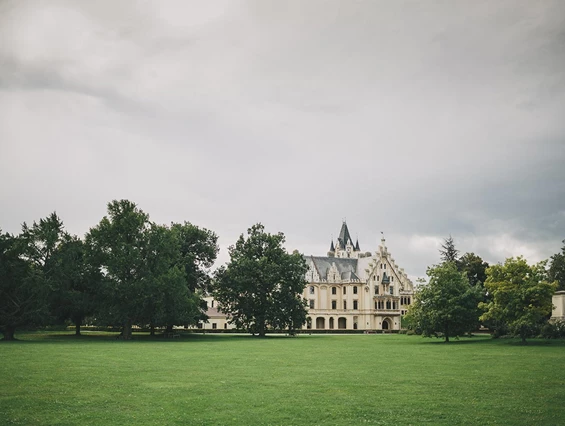 Hochzeitslocation: Das Schloss Grafenegg eingebettet in die riesige Gartenanlage. - Schloss Grafenegg