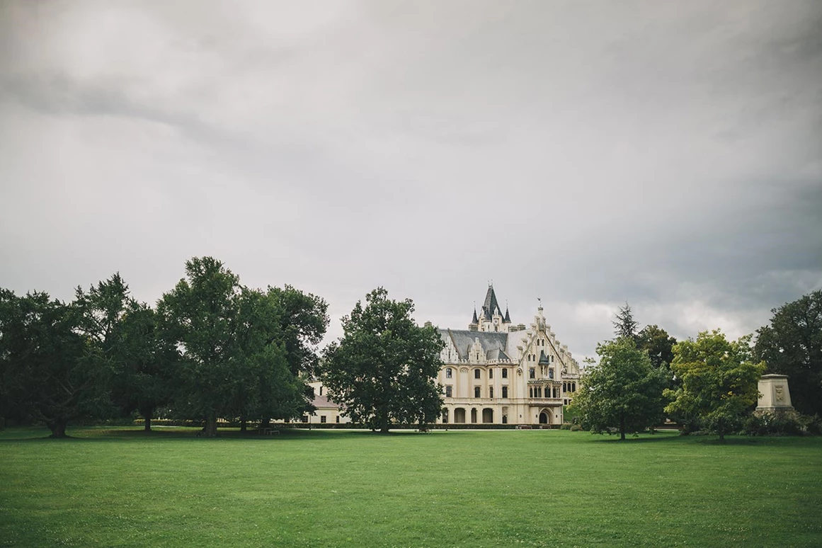 Hochzeitslocation: Das Schloss Grafenegg eingebettet in die riesige Gartenanlage. - Schloss Grafenegg
