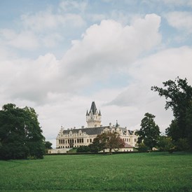Hochzeitslocation: Das Schloss Grafenegg eingebettet in die riesige Gartenanlage. - Schloss Grafenegg