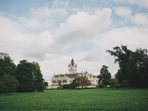 Hochzeitslocation: Das Schloss Grafenegg eingebettet in die riesige Gartenanlage. - Schloss Grafenegg