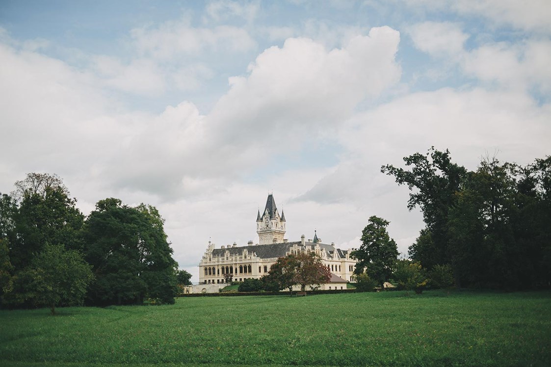 Hochzeitslocation: Das Schloss Grafenegg eingebettet in die riesige Gartenanlage. - Schloss Grafenegg
