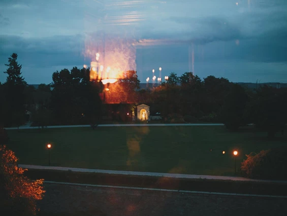 Hochzeitslocation: Schloss Grafenegg in der Abenddämmerung. - Schloss Grafenegg